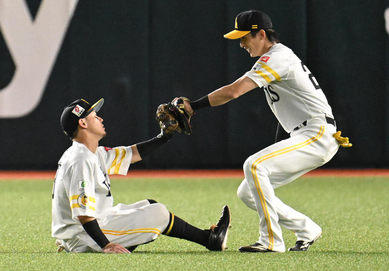 ソフトバンク対オリックス　6回表オリックス2死一、二塁、好捕した牧原大成（左）とタッチを交わす周東佑京（撮影・林敢治）