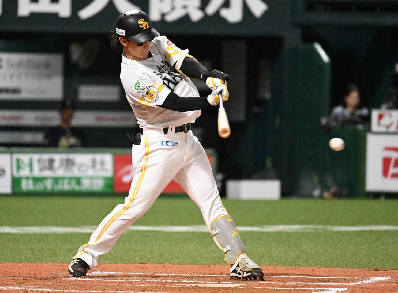 ソフトバンク対オリックス　6回裏ソフトバンク1死一塁、正木智也は安打を放つ（撮影・林敢治）