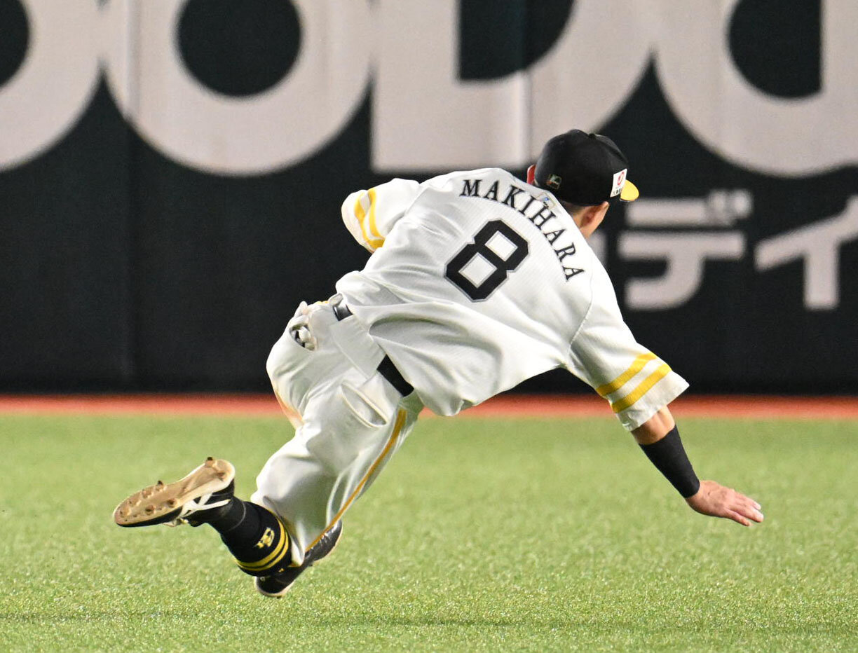 ソフトバンク対オリックス　6回表オリックス2死一、二塁、打者紅林弘太郎の打球を好捕する牧原大成（撮影・林敢治）
