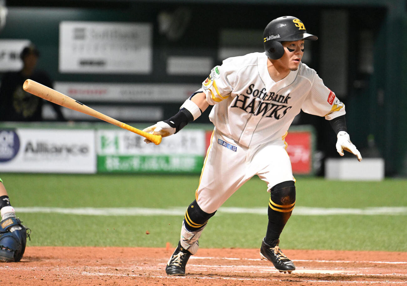 ソフトバンク対オリックス　7回裏ソフトバンク1死、牧原大成は二塁打を放つ（撮影・林敢治）