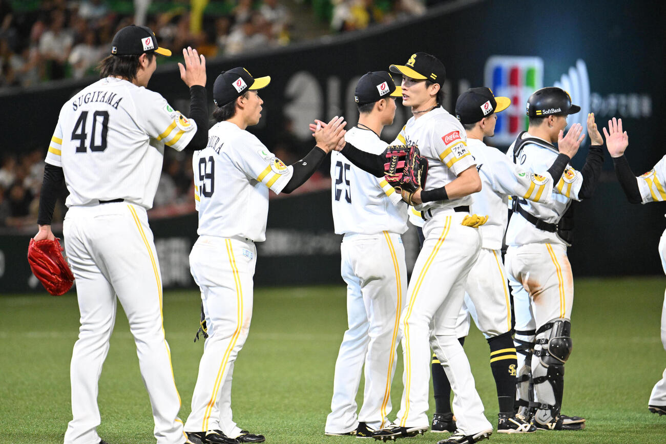 オリックスに勝利しタッチを交わすソフトバンクナイン（撮影・林敢治）