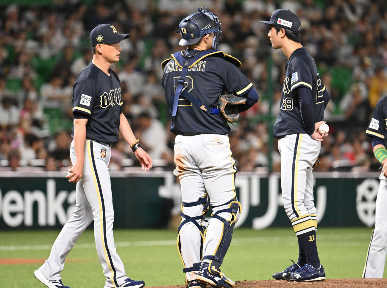 ソフトバンク対オリックス　2回裏ソフトバンク2死一、二塁、マウンドに向かう岸田護監督（左）右は先発の田嶋大樹（撮影・林敢治）