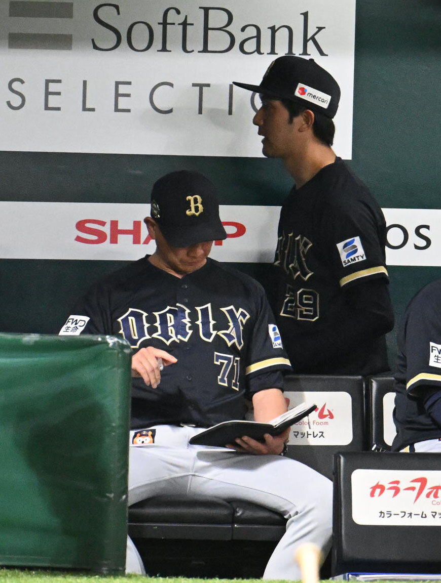 ソフトバンク対オリックス　2回裏終了後、厳しい表情の田嶋大樹（右）と岸田護監督（撮影・林敢治）