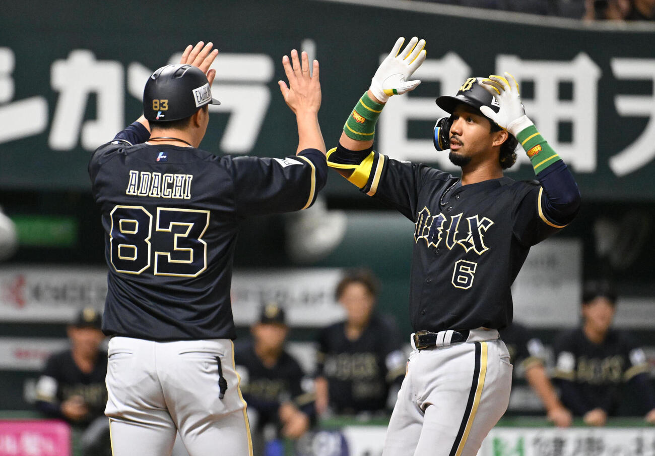 ソフトバンク対オリックス　2回表オリックス2死二、三塁、宗佑磨（右）は逆転3点本塁打を放つ（撮影・林敢治）