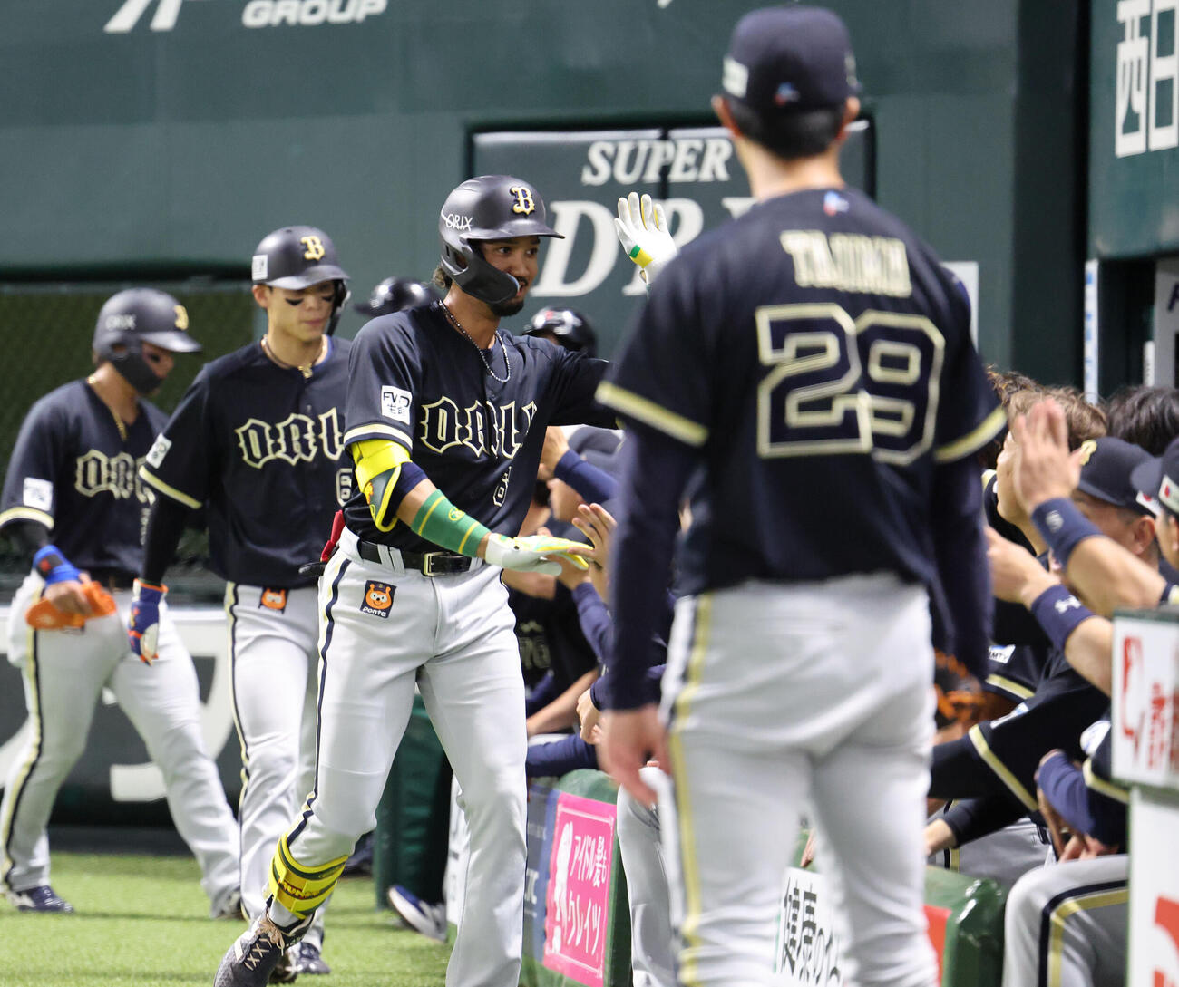 ソフトバンク対オリックス　2回表オリックス2死二、三塁、宗佑磨は右中間に逆転3点本塁打を放ちベンチのナインとハイタッチ（撮影・梅根麻紀）