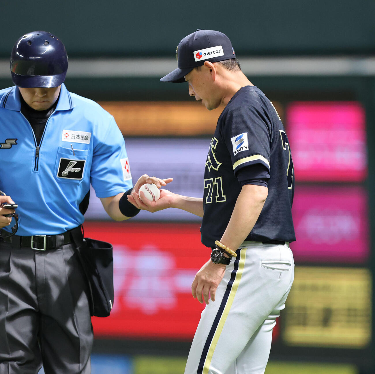ソフトバンク対オリックス　2回途中、投手交代を審判に告げたオリックス岸田護監督は自らマウンドに向かう（撮影・梅根麻紀）