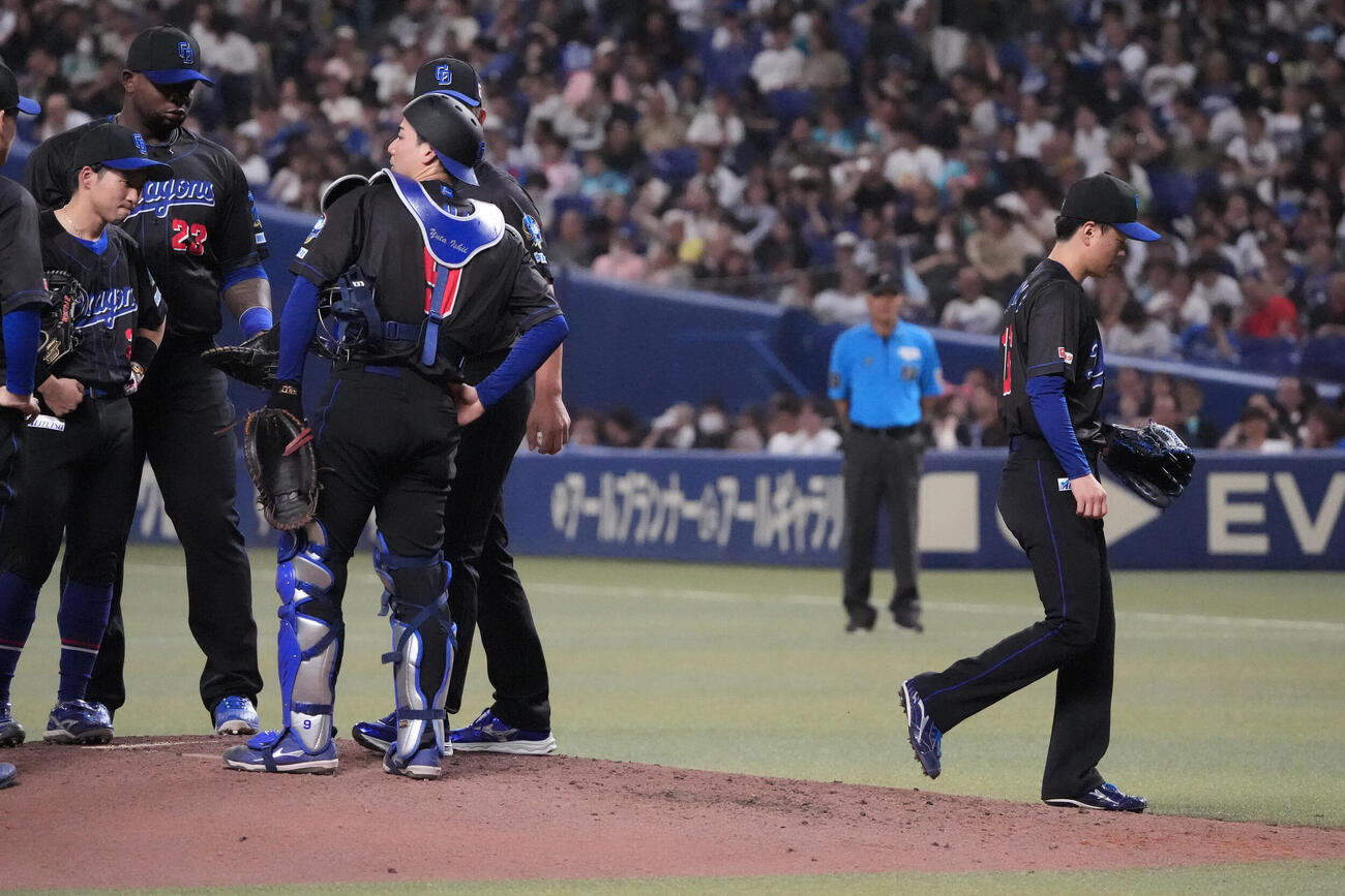 中日対DeNA 5回表DeNA1死満塁、中日先発の桜井頼之介（右）はマウンドを降りる（撮影・森本幸一）