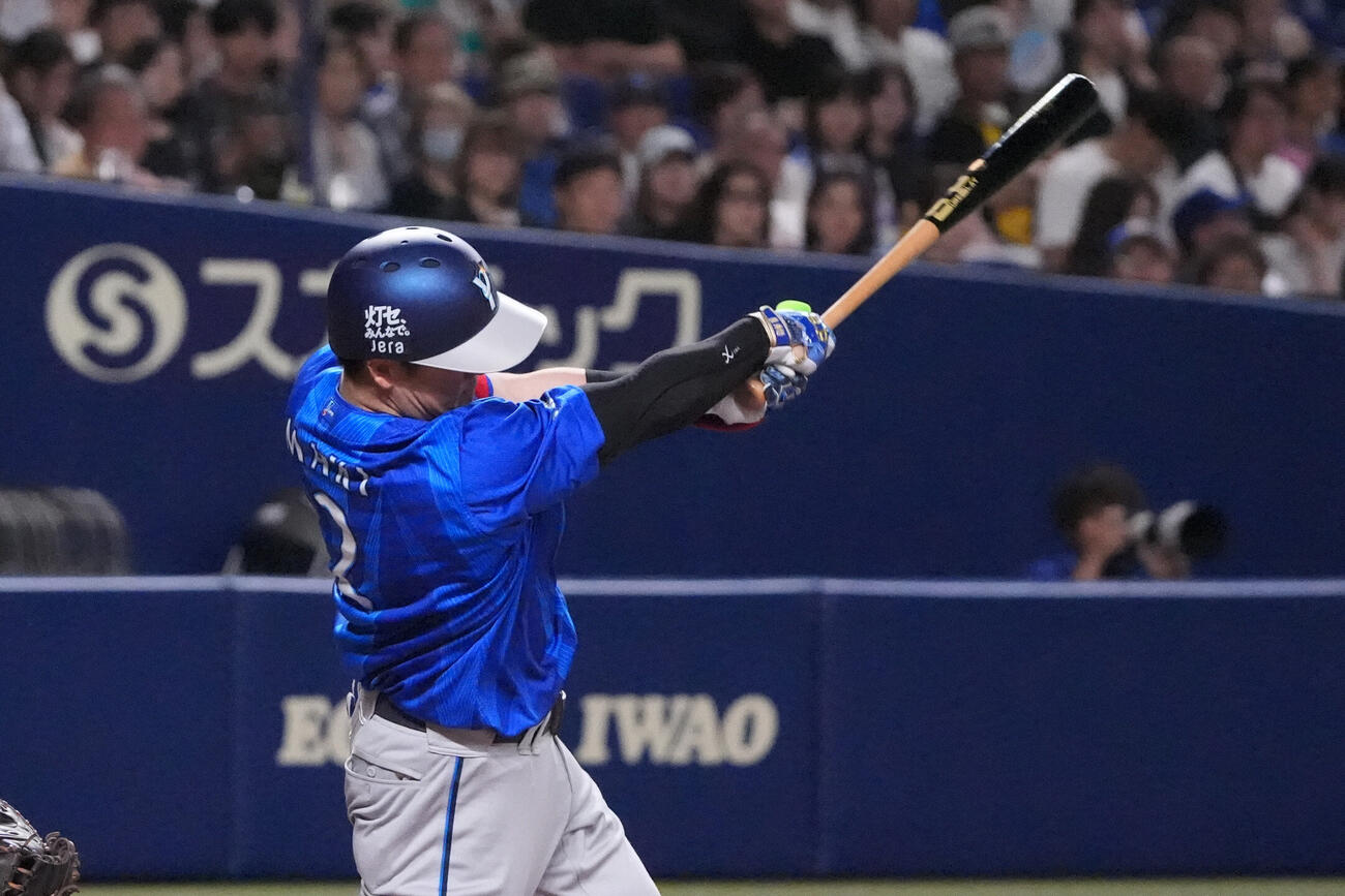 中日対DeNA 3回表DeNA1死、本塁打を放つ牧秀悟（撮影・森本幸一）