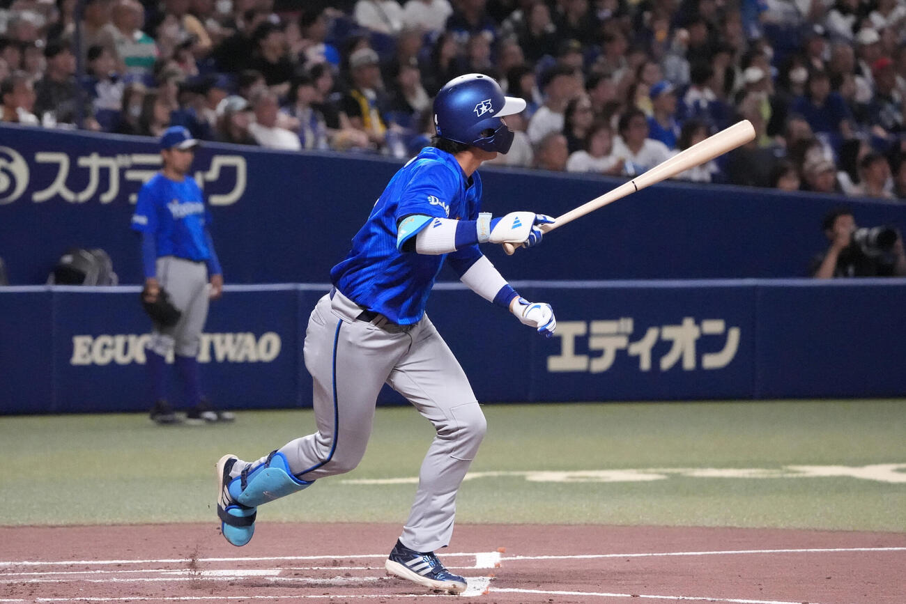 中日対DeNA 1回表DeNA2死、安打を放つ度会■（■は隆の生の上に一）輝（撮影・森本幸一）