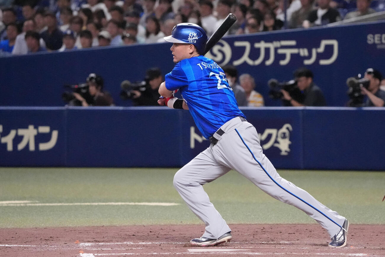 中日対DeNA 5回表DeNA1死満塁、二ゴロに倒れるも追加点を揚げる筒香嘉智（撮影・森本幸一）