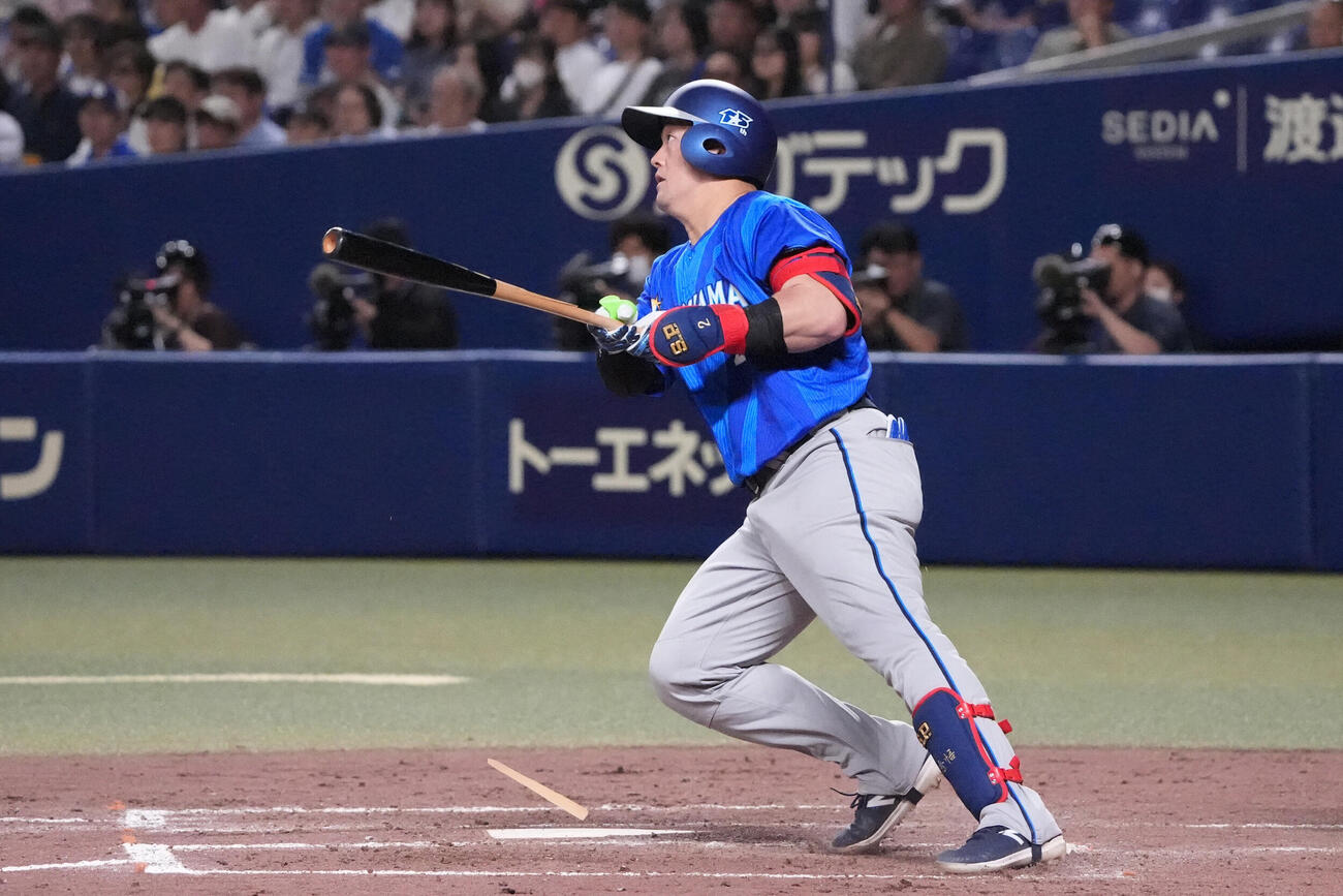 中日対DeNA 5回表DeNA1死二、三塁、適時打を放つ牧秀悟（撮影・森本幸一）