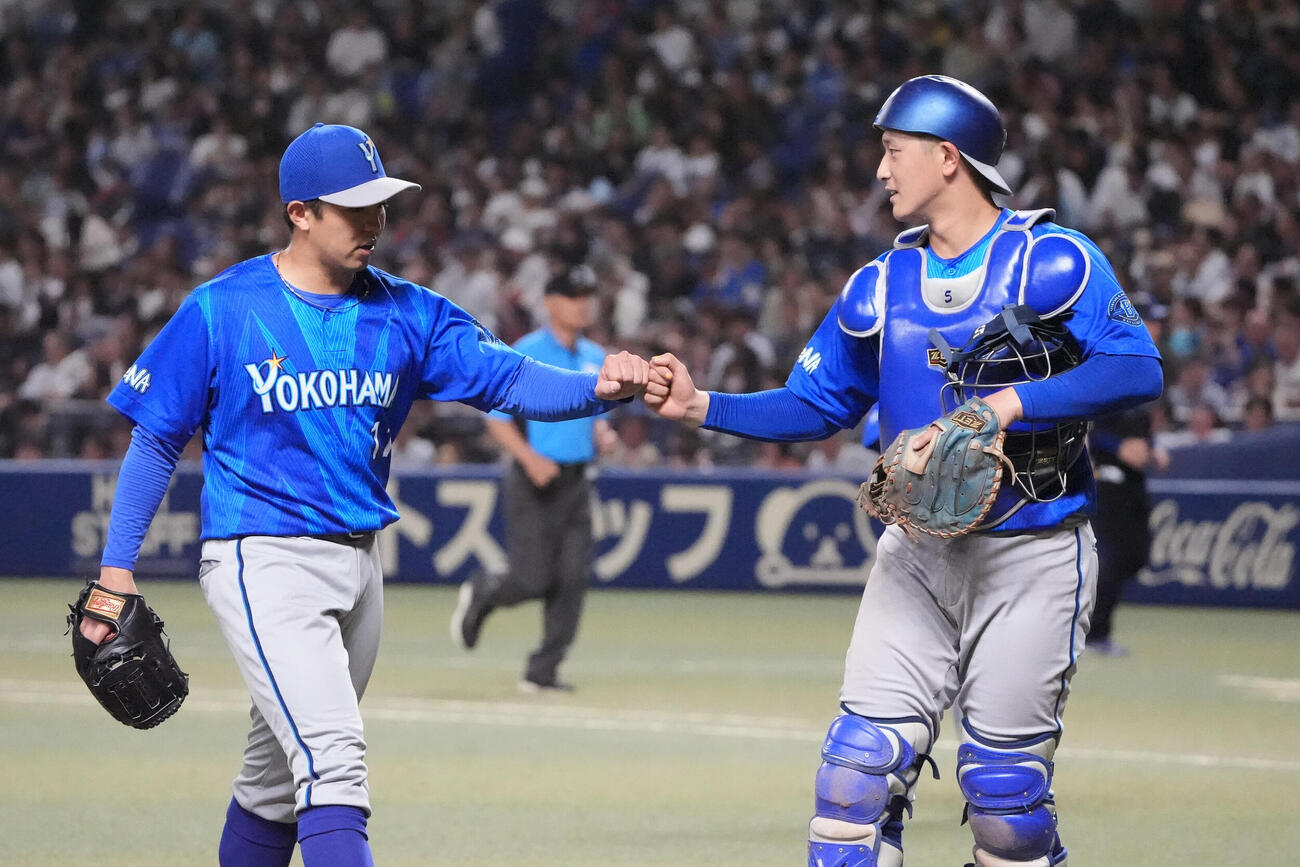 中日対DeNA 5回終了、ベンチへ戻る東克樹（左）と松尾汐恩（撮影・森本幸一）