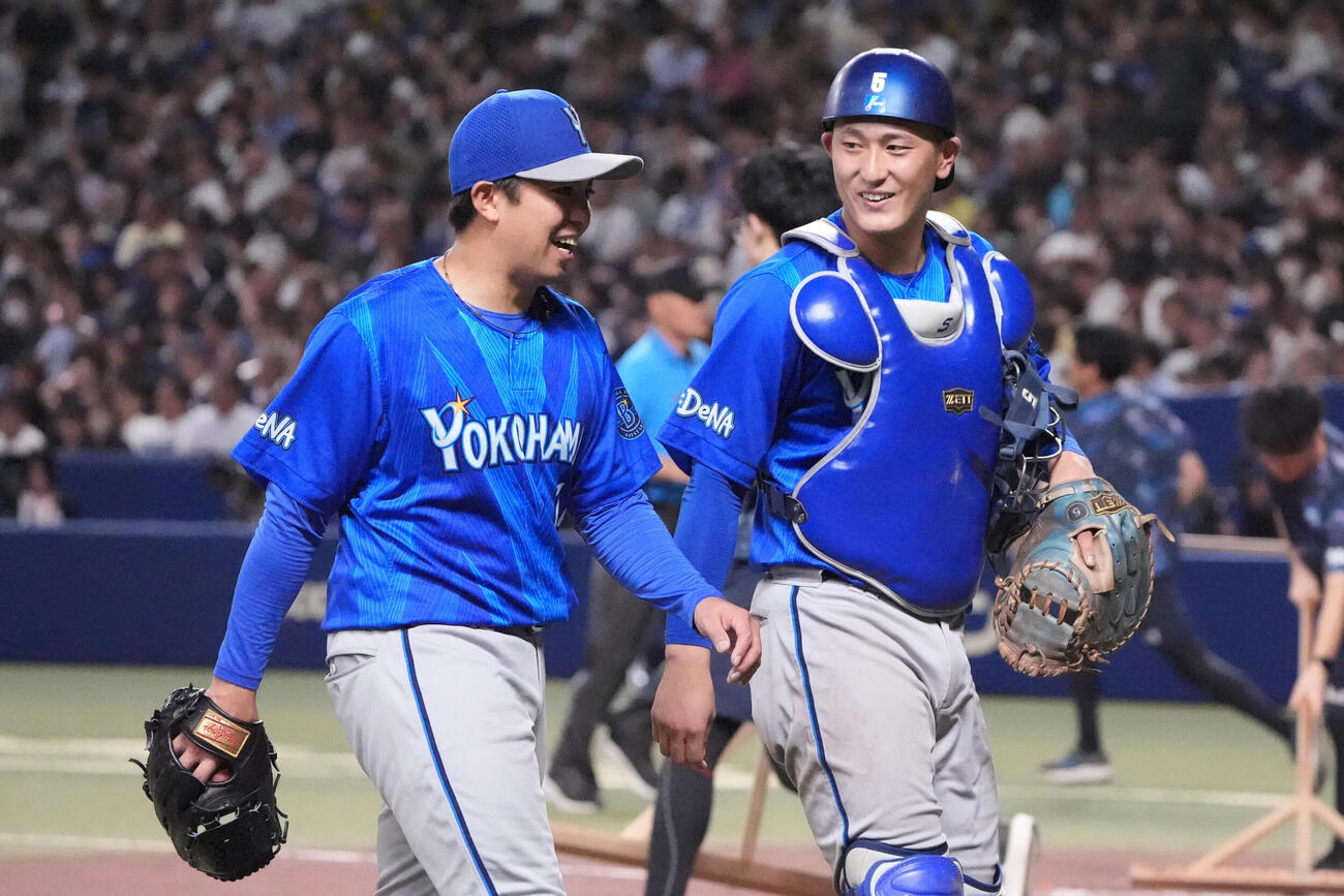 中日対DeNA 5回終了、ベンチへ戻る東克樹（左）と松尾汐恩（撮影・森本幸一）