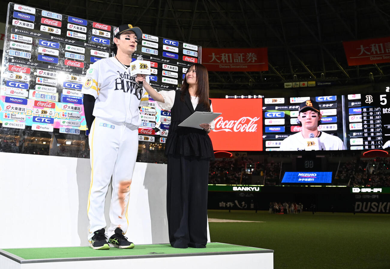 ソフトバンク対オリックス　ヒーローインタビューに応じる正木智也（撮影・林敢治）