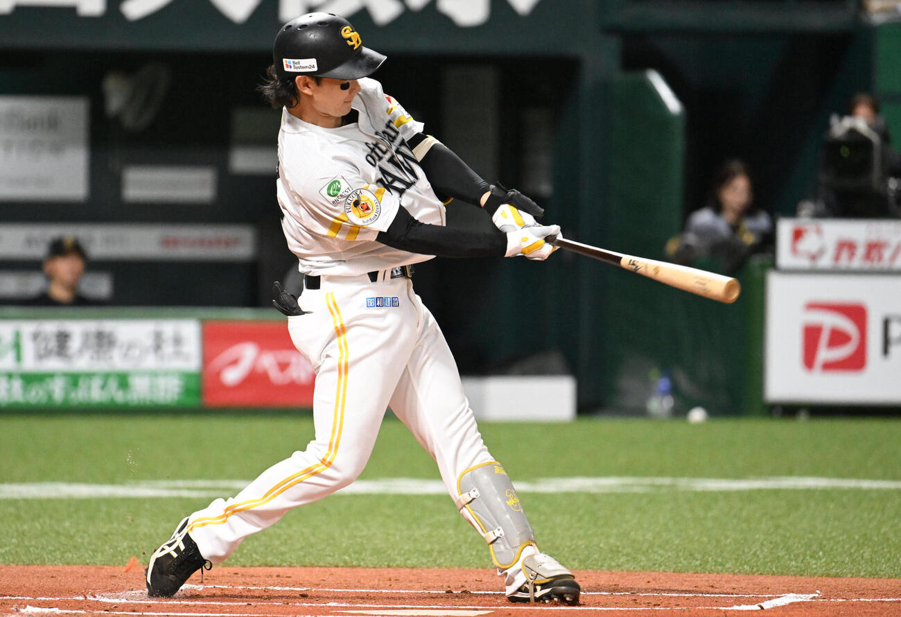 ソフトバンク対オリックス　1回裏ソフトバンク無死、正木智也は先制本塁打を放つ（撮影・林敢治）