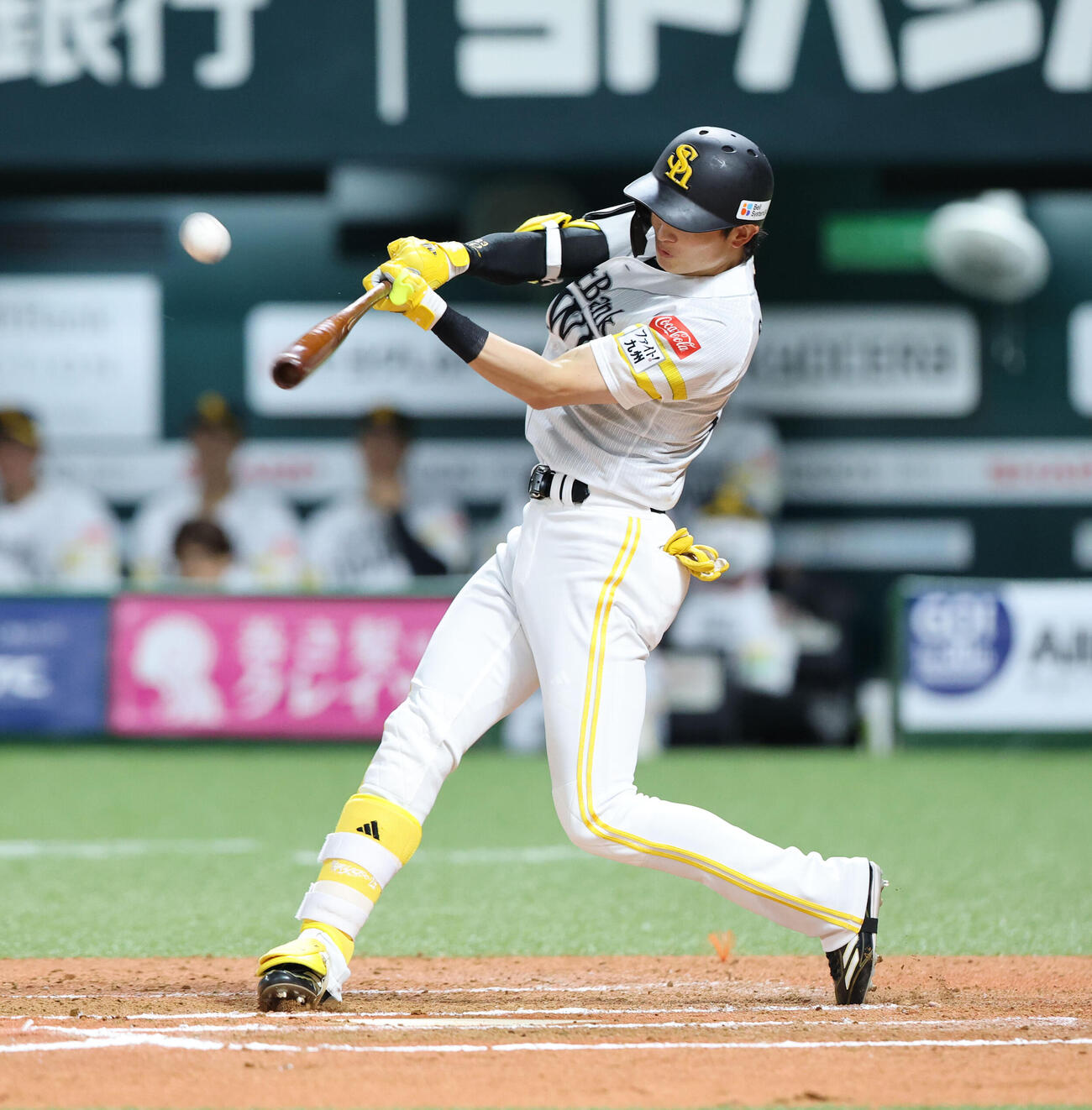 ソフトバンク対オリックス　6回裏ソフトバンク1死二、三塁、周東佑京は右犠飛を放つ（撮影・梅根麻紀）