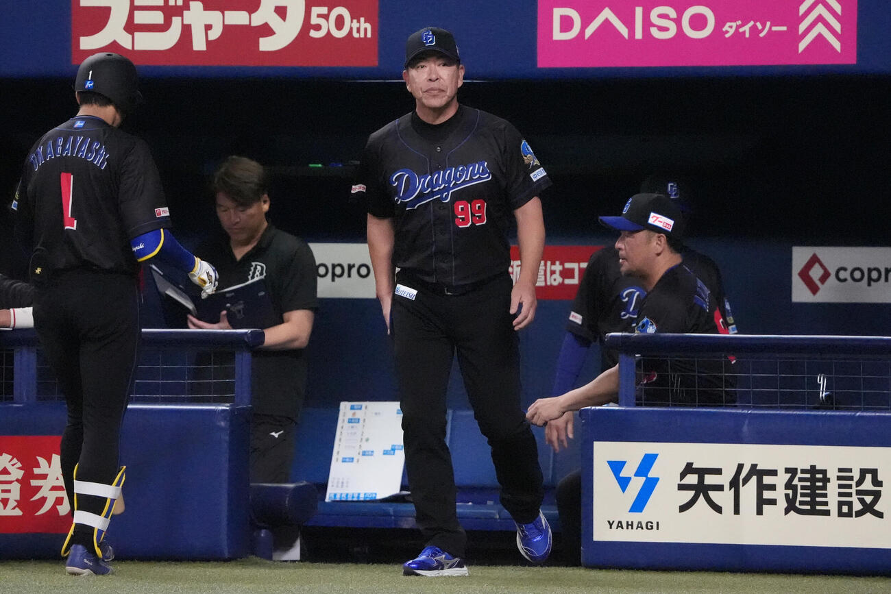 中日対DeNA　試合終了、井上一樹監督（中央）はベンチを出る（撮影・森本幸一）