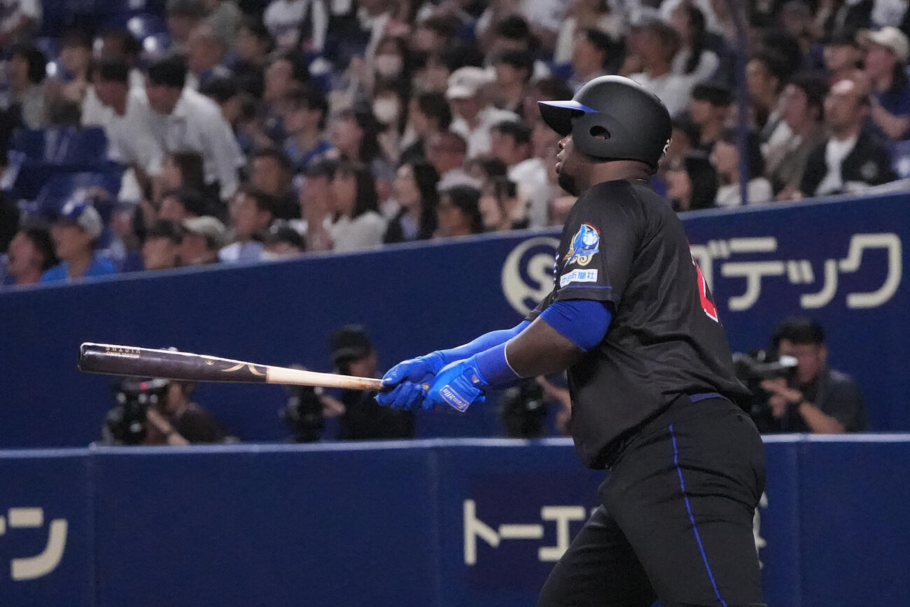 中日対DeNA 9回裏中日無死、右中間に本塁打を放つミゲル・サノー（撮影・森本幸一）