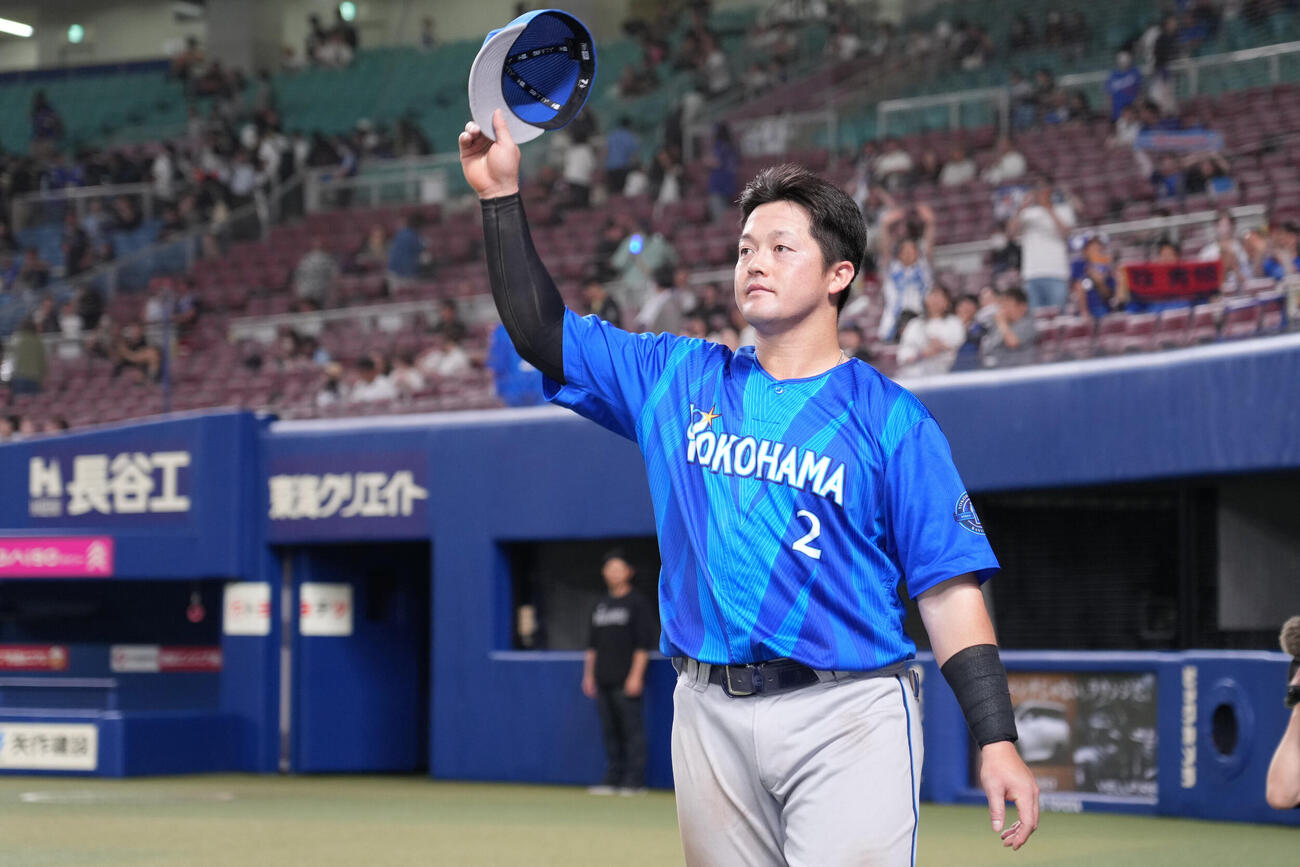 中日対DeNA　ヒーローインタビューを終えスタンドの声援に応える牧秀悟（撮影・森本幸一）