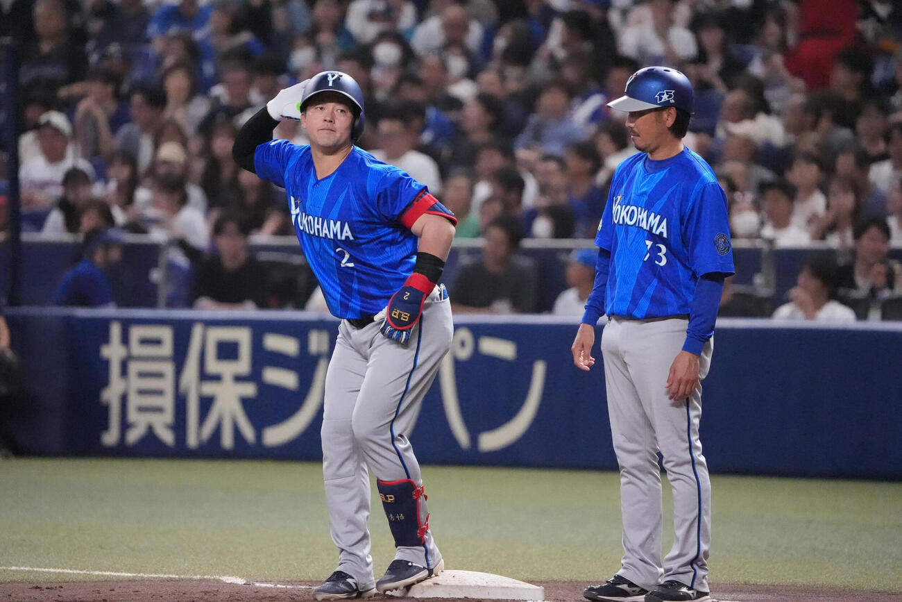 中日対DeNA 5回表DeNA1死二、三塁、牧秀悟（左）は適時打を放ち塁上でポーズを決める（撮影・森本幸一）