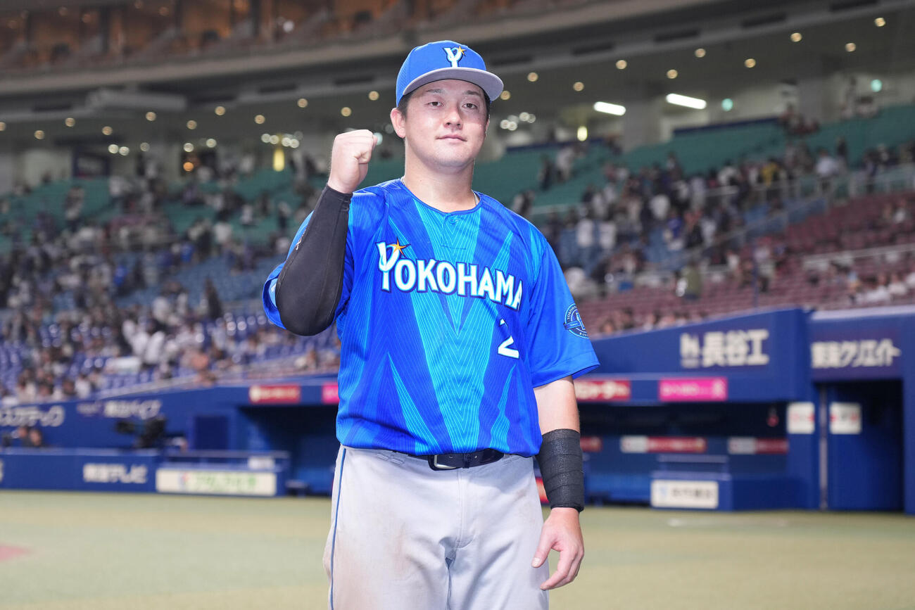中日対DeNA　ヒーローインタビューを終えポーズを決める牧秀悟（撮影・森本幸一）