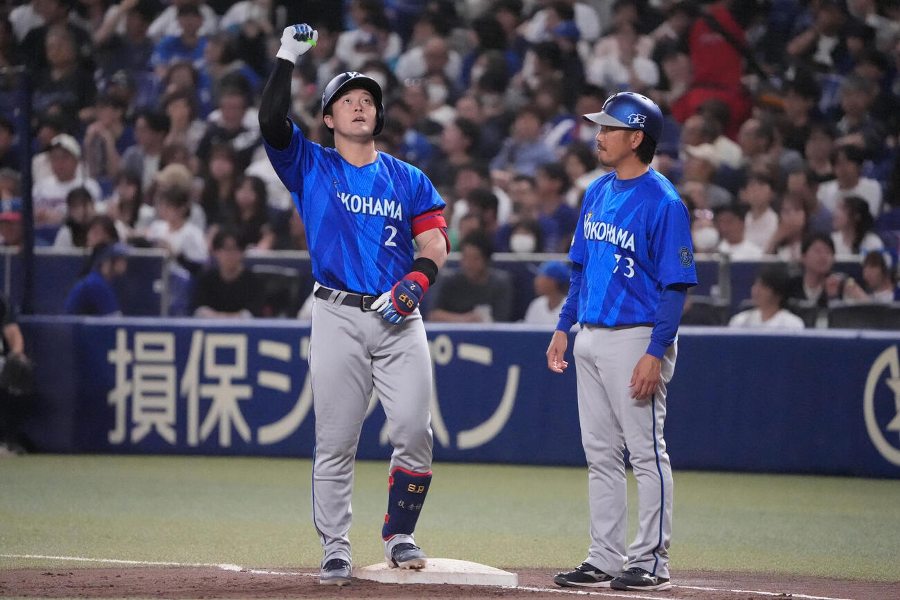 中日対DeNA 5回表DeNA1死二、三塁、牧秀悟（左）は適時打を放ち塁上でポーズを決める（撮影・森本幸一）