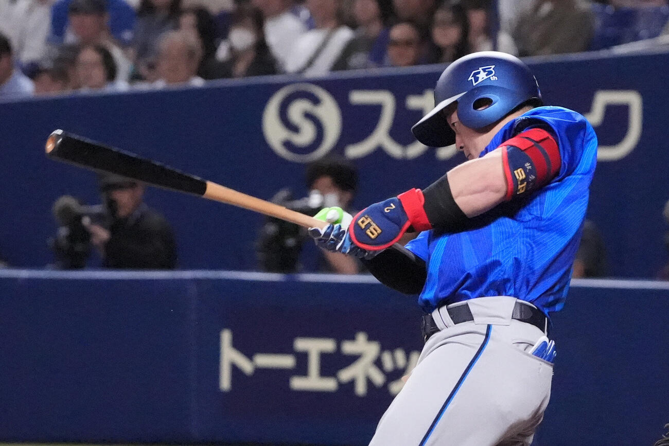 中日対DeNA 5回表DeNA1死二、三塁、適時打を放つ牧秀悟（撮影・森本幸一）