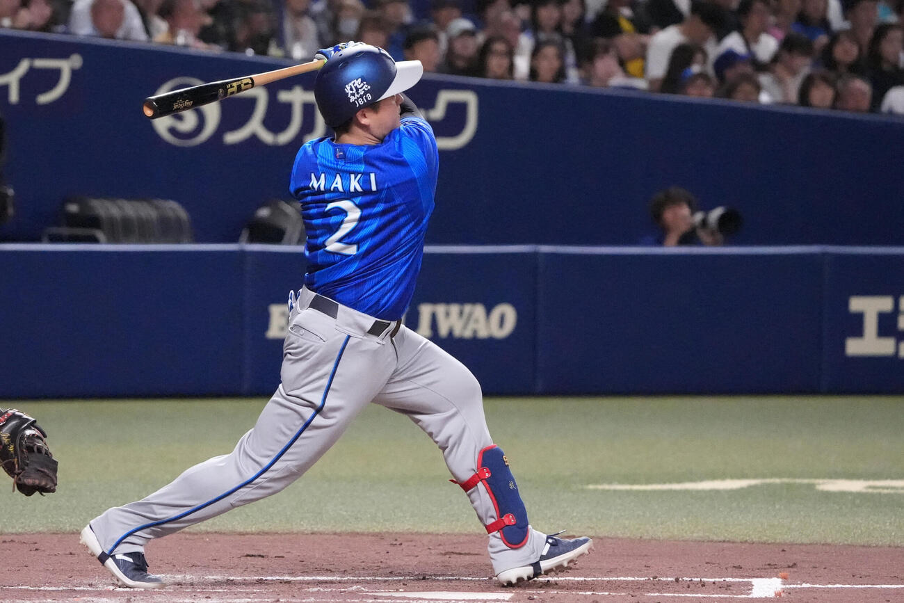 中日対DeNA 3回表DeNA1死、本塁打を放つ牧秀悟（撮影・森本幸一）