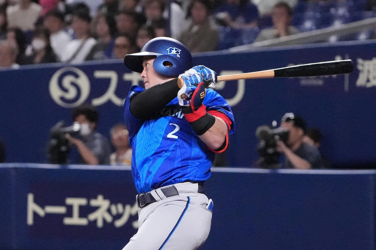 中日対DeNA 5回表DeNA1死二、三塁、適時打を放つ牧秀悟（撮影・森本幸一）