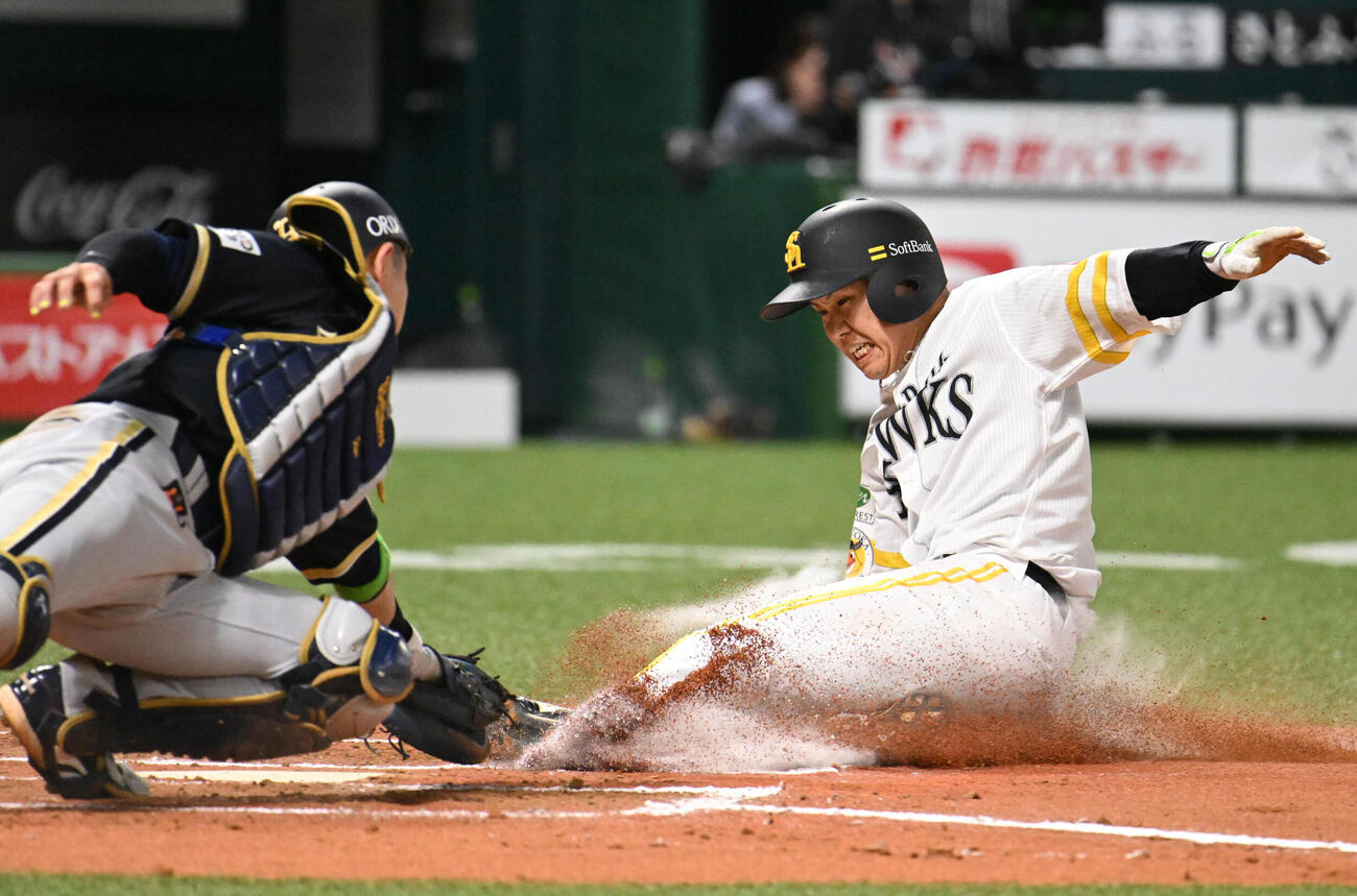 ソフトバンク対オリックス　6回裏ソフトバンク1死二、三塁、周東佑京の犠飛で本塁に生還する海野隆司（撮影・林敢治）