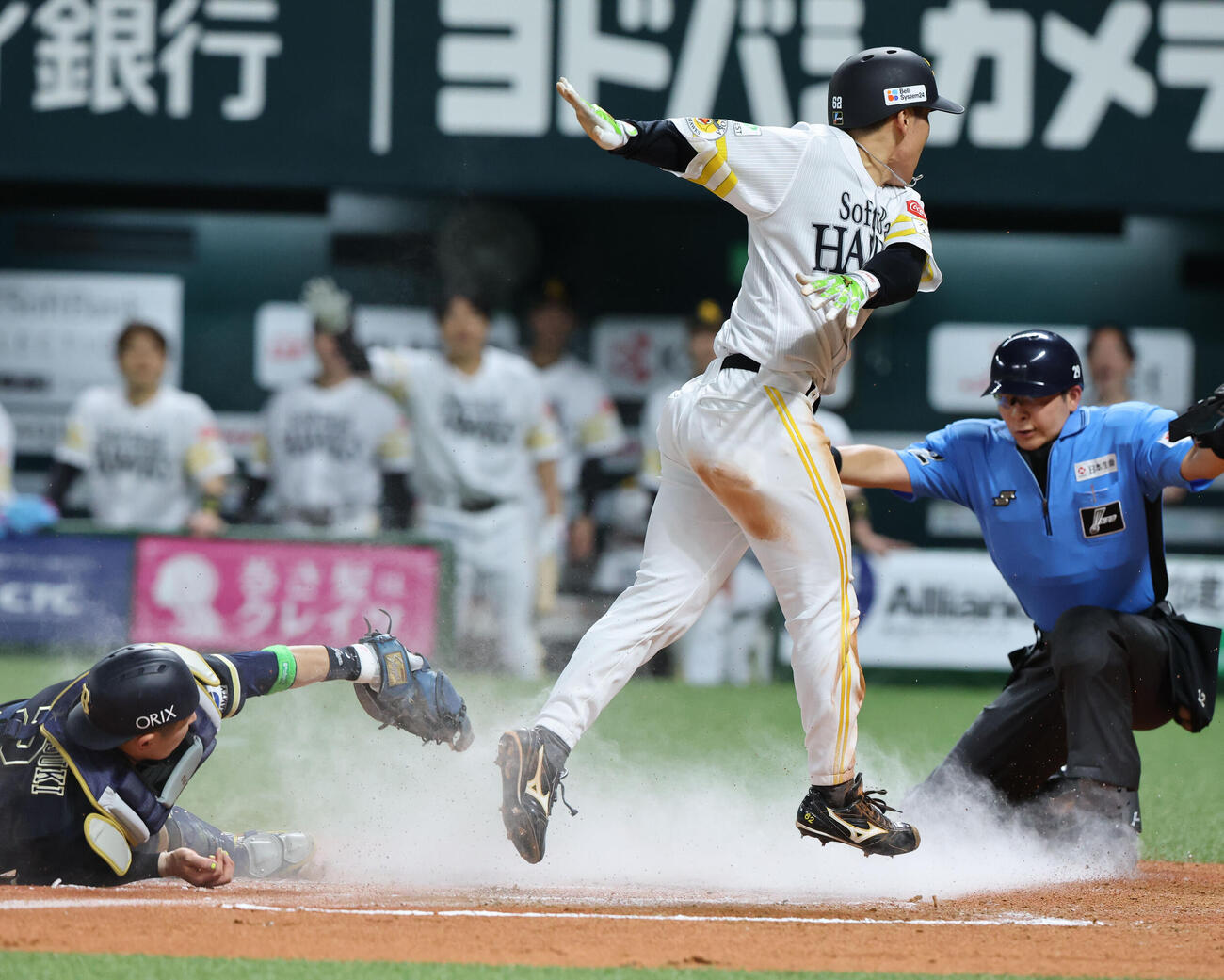 ソフトバンク対オリックス　6回裏ソフトバンク1死二、三塁、周東佑京の右犠飛で生還した海野隆司（撮影・梅根麻紀）