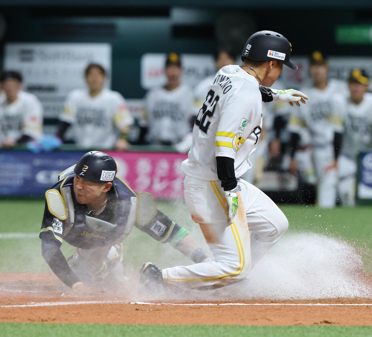 ソフトバンク対オリックス　6回裏ソフトバンク1死二、三塁、周東佑京の右犠飛で生還した海野隆司（撮影・梅根麻紀）