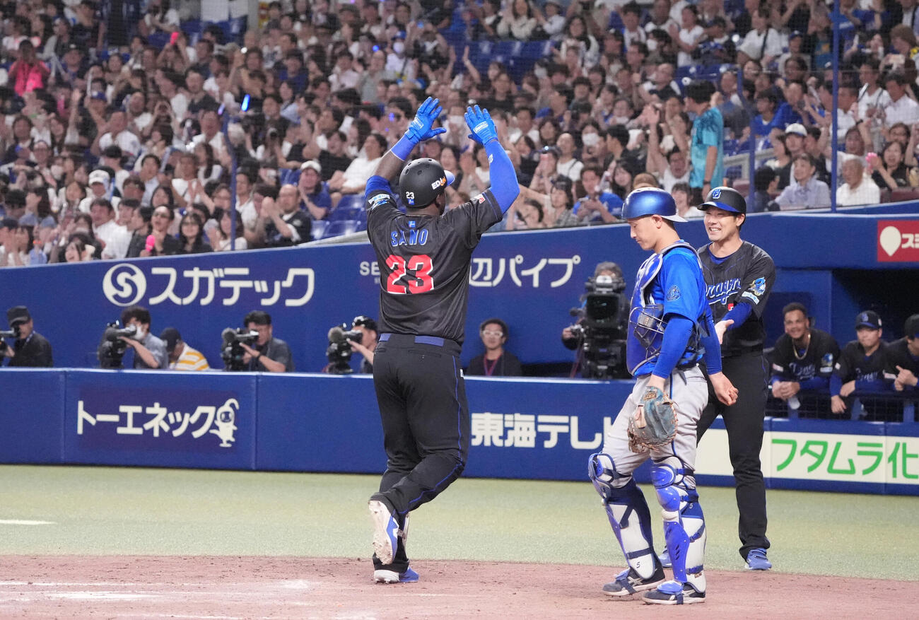 中日対DeNA 9回裏中日無死、ミゲル・サノー（左）は本塁打を放ち生還する（撮影・森本幸一）