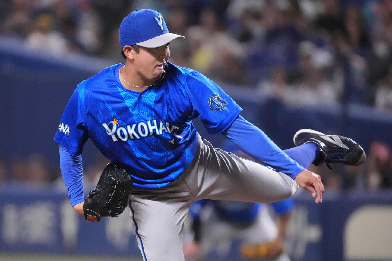 中日対DeNA 3回裏、力投するDeNA先発の東克樹（撮影・森本幸一）
