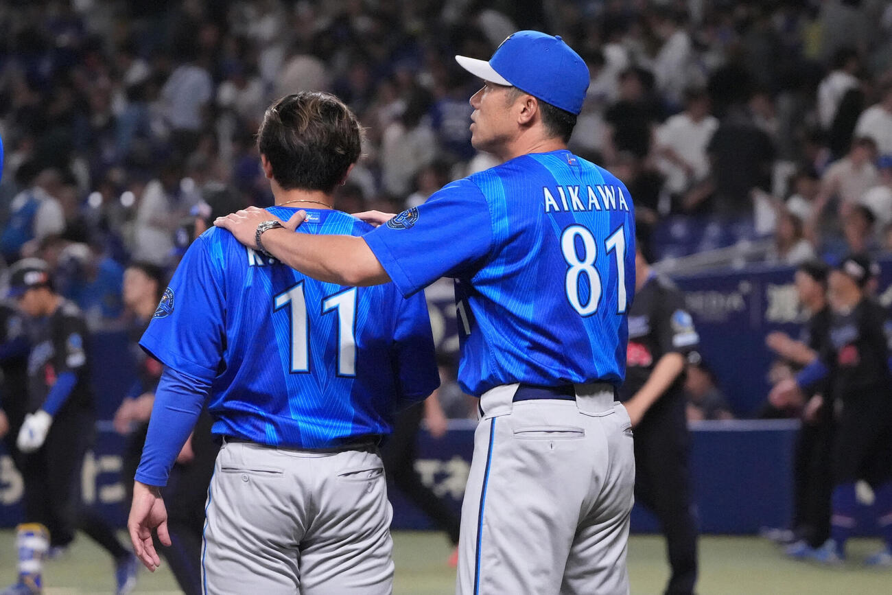 中日対DeNA 6勝目を挙げた東克樹（左）の肩をもみ、ねぎらうDeNA相川亮二監督（撮影・森本幸一）