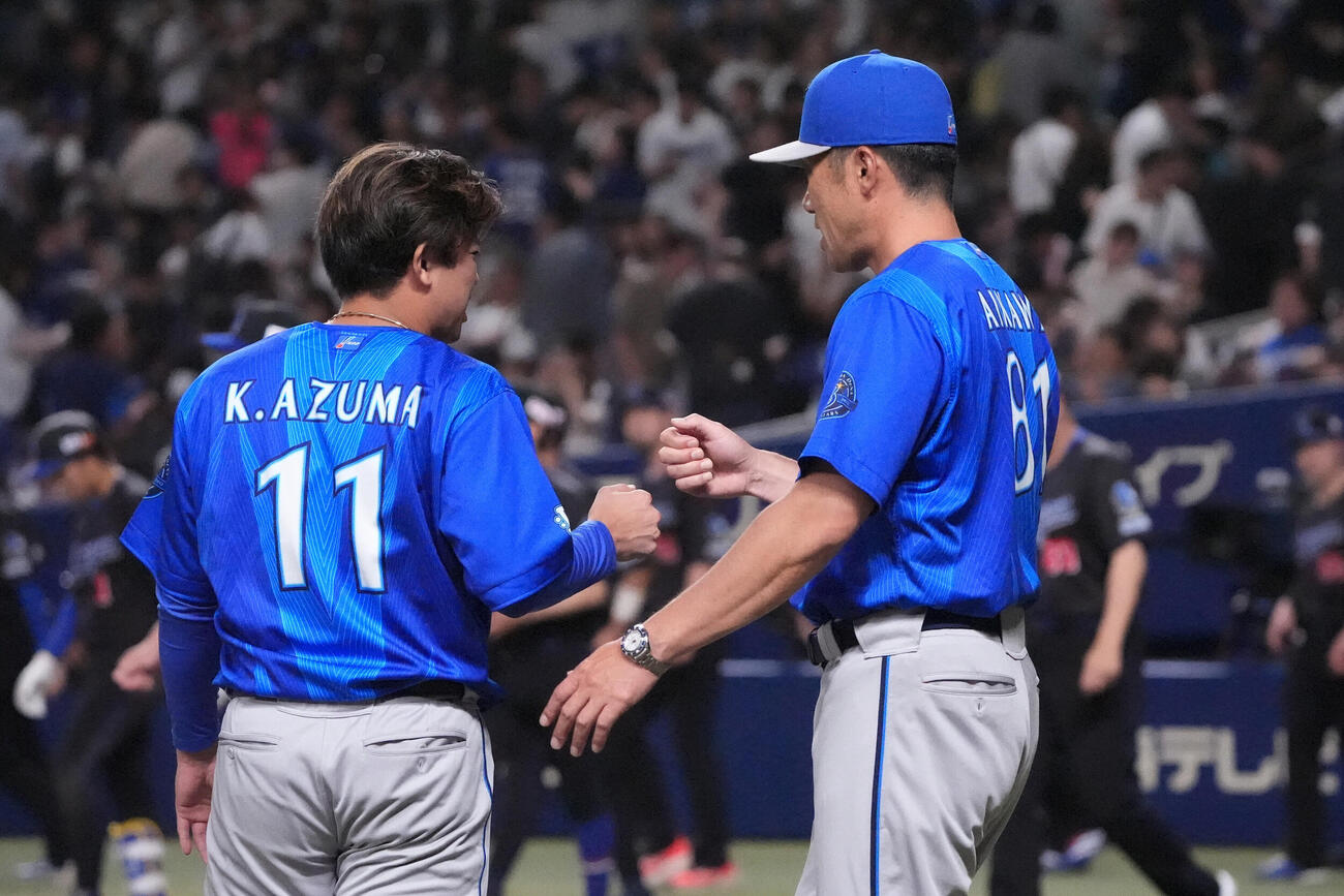 中日対DeNA　試合終了、東克樹（左）とタッチを交わす相川亮二監督（撮影・森本幸一）