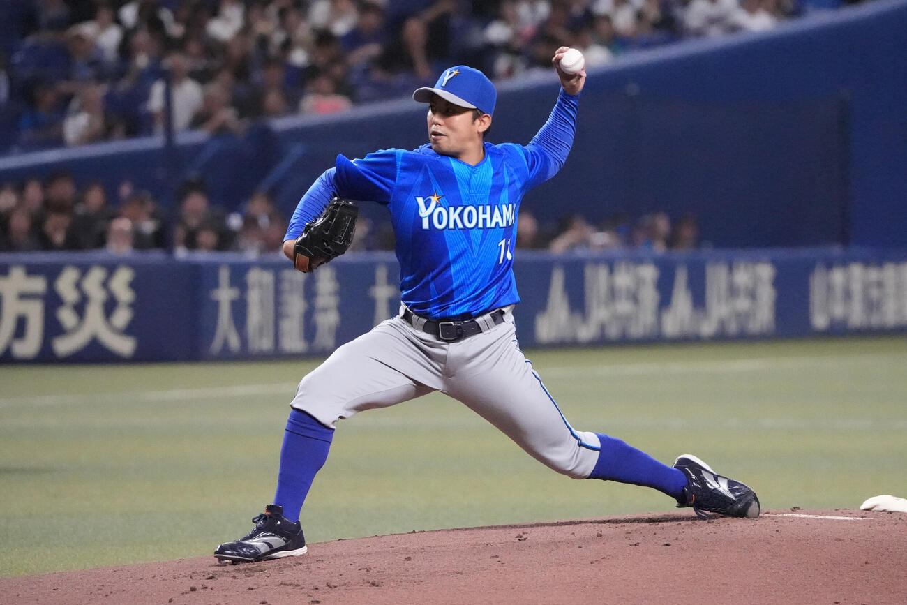 中日対DeNA 1回裏、登板するDeNA先発の東克樹（撮影・森本幸一）
