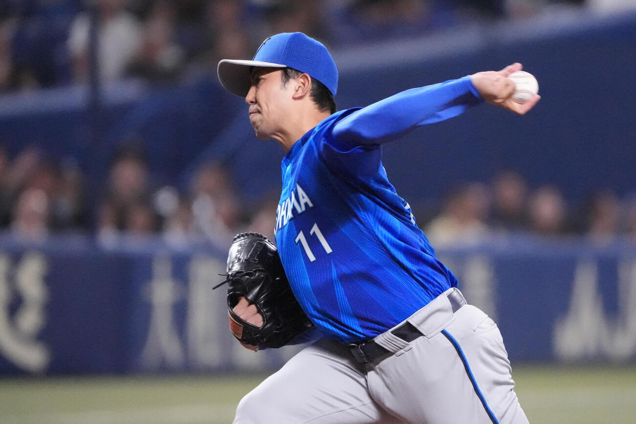 中日対DeNA 1回裏、登板するDeNA先発の東克樹（撮影・森本幸一）