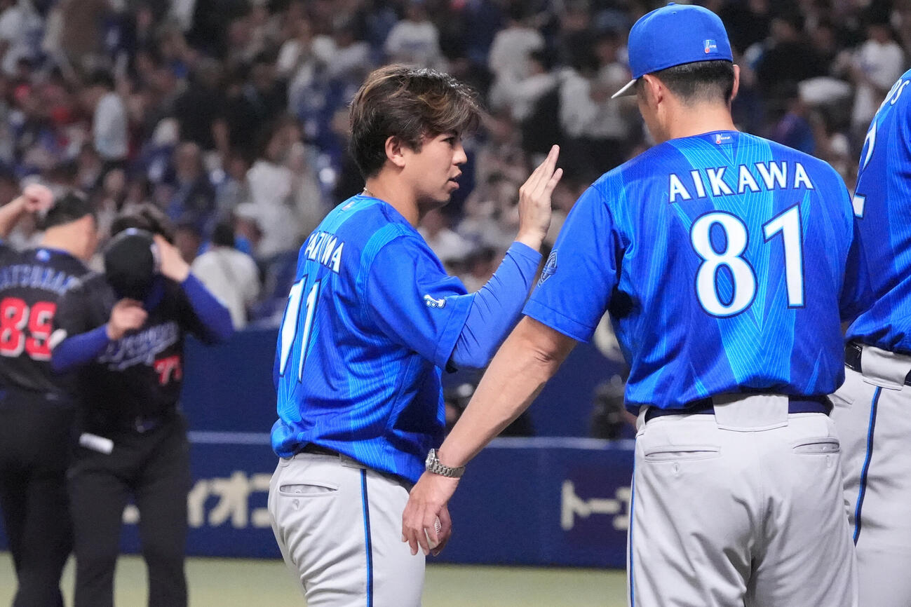 中日対DeNA　試合終了、東克樹（左）は相川亮二監督とタッチを交わす（撮影・森本幸一）