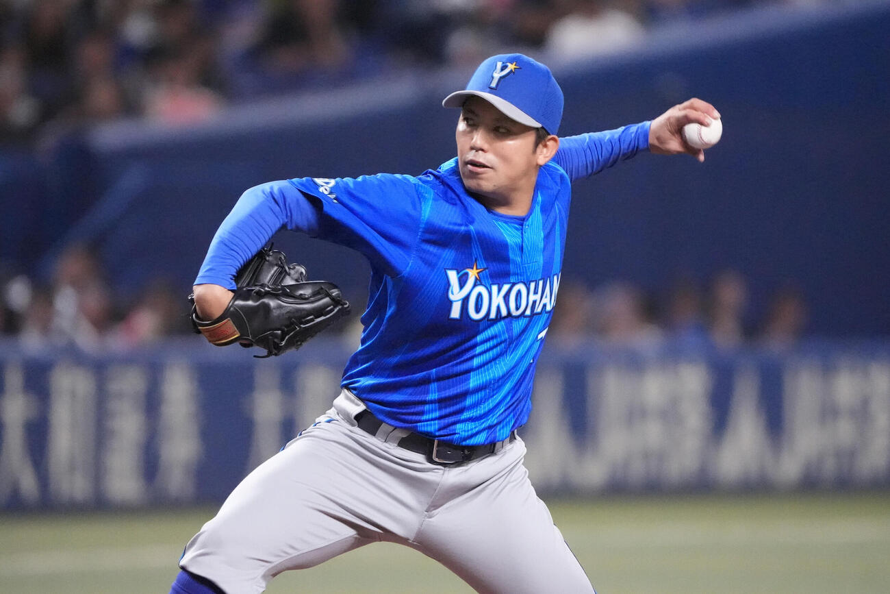 中日対DeNA 1回裏、登板するDeNA先発の東克樹（撮影・森本幸一）