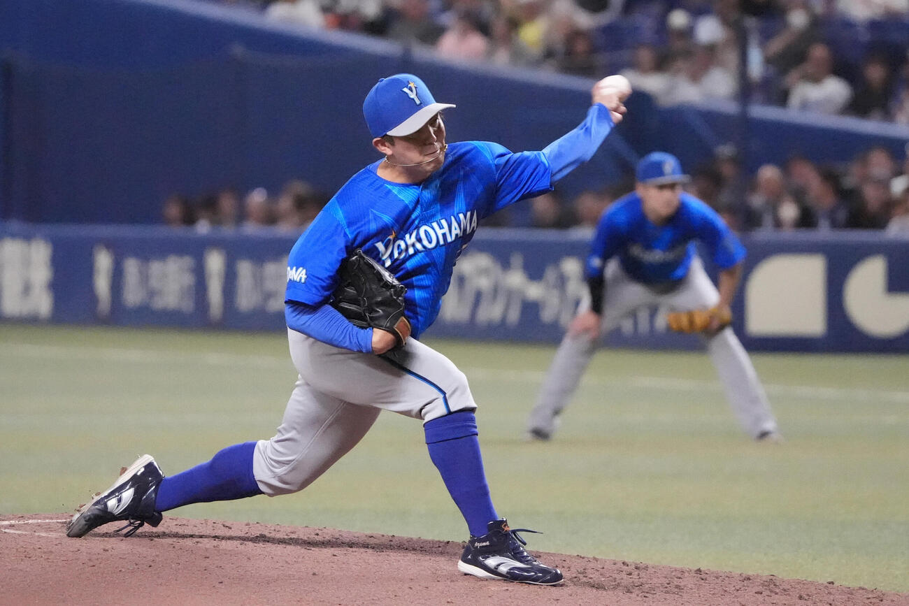 中日対DeNA 3回裏、力投するDeNA先発の東克樹（撮影・森本幸一）