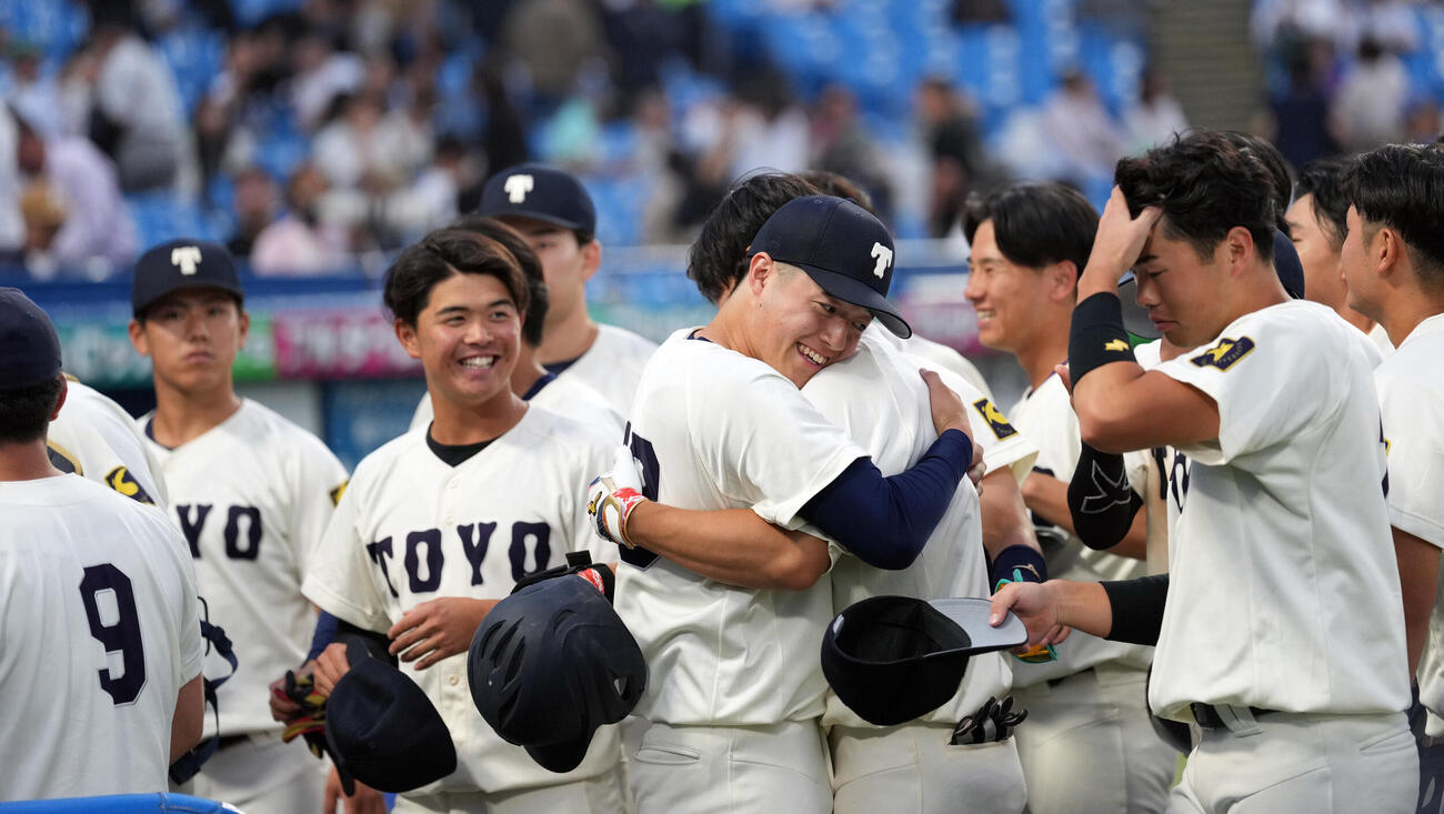 24日の専大対東洋大　専大にサヨナラ勝ちし喜ぶ東洋大の選手たち（撮影・小島史椰）