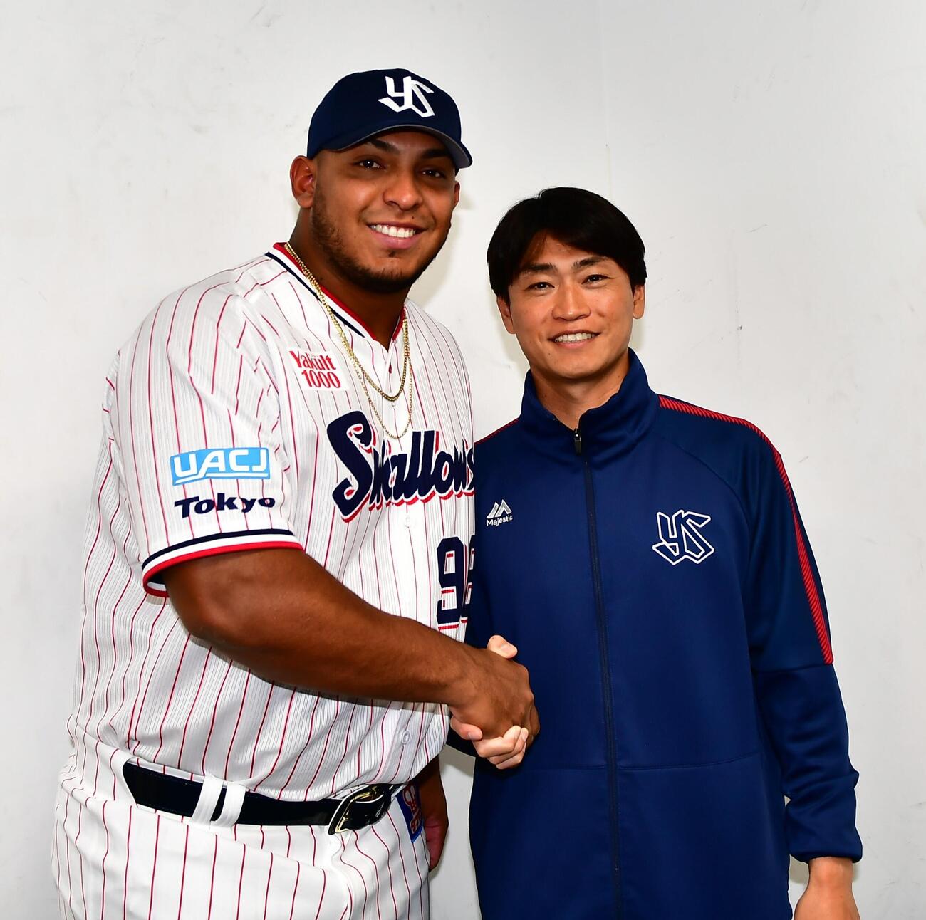 ヤクルトに新加入し、合流したセデーニョ（左）と青木宣親GM