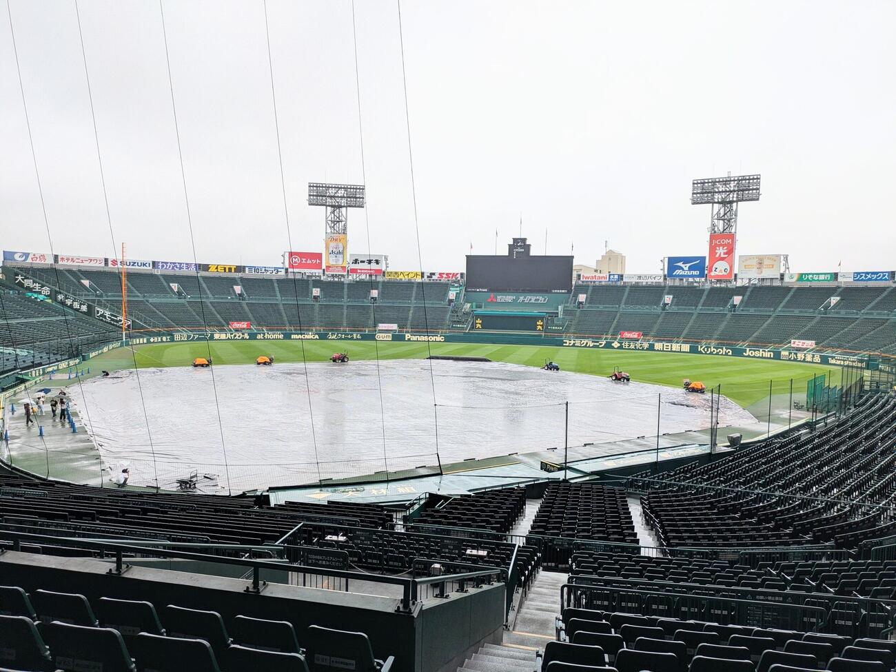阪神対ヤクルト　雨が降り続く甲子園球場にはシートが掛けられている（撮影・上田博志）
