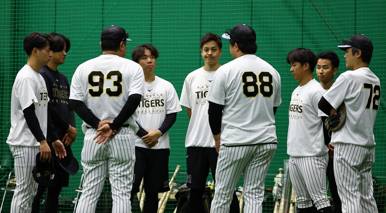 阪神対ヤクルト　安藤優也コーチ（右から4人目）の話を聞く阪神投手陣（撮影・上田博志)