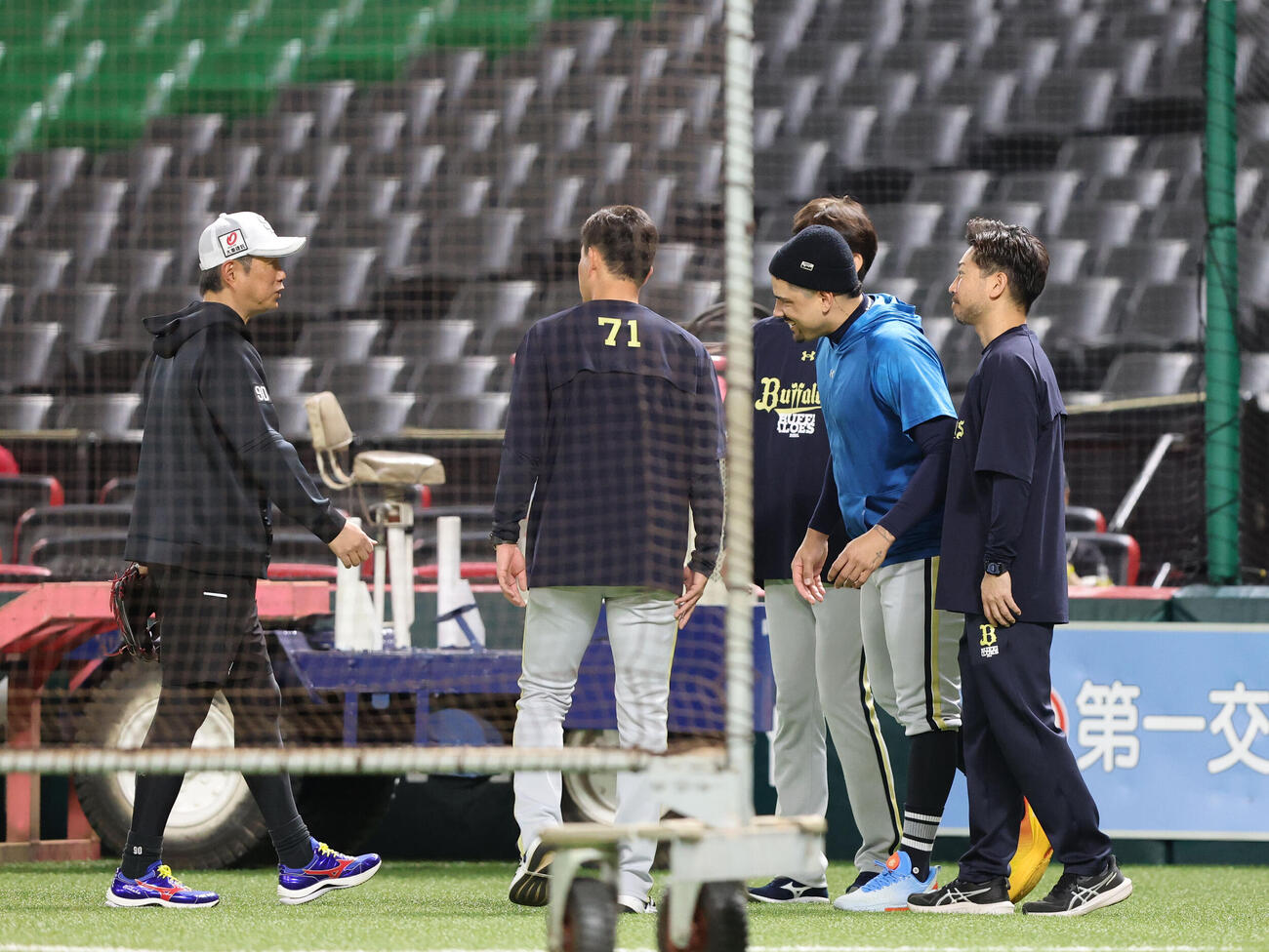 ソフトバンク対オリックス　ソフトバンク石塚綜一郎への死球についてソフトバンク小久保裕紀監督にあいさつに行ったオリックス岸田護監督とマチャド（2026年6月撮影）