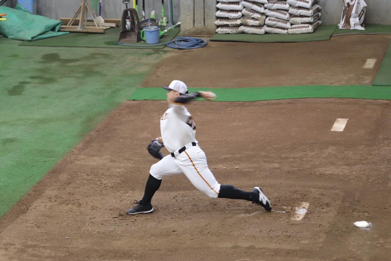 ジャイアンツ球場で汗を流す巨人小笠原慎之介（撮影・小早川宗一郎）