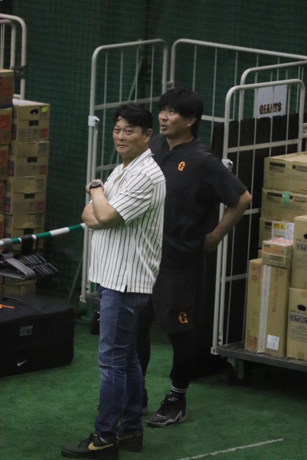 ジャイアンツ球場の練習を視察する巨人橋上秀樹監督代行（手前）（撮影・小早川宗一郎）