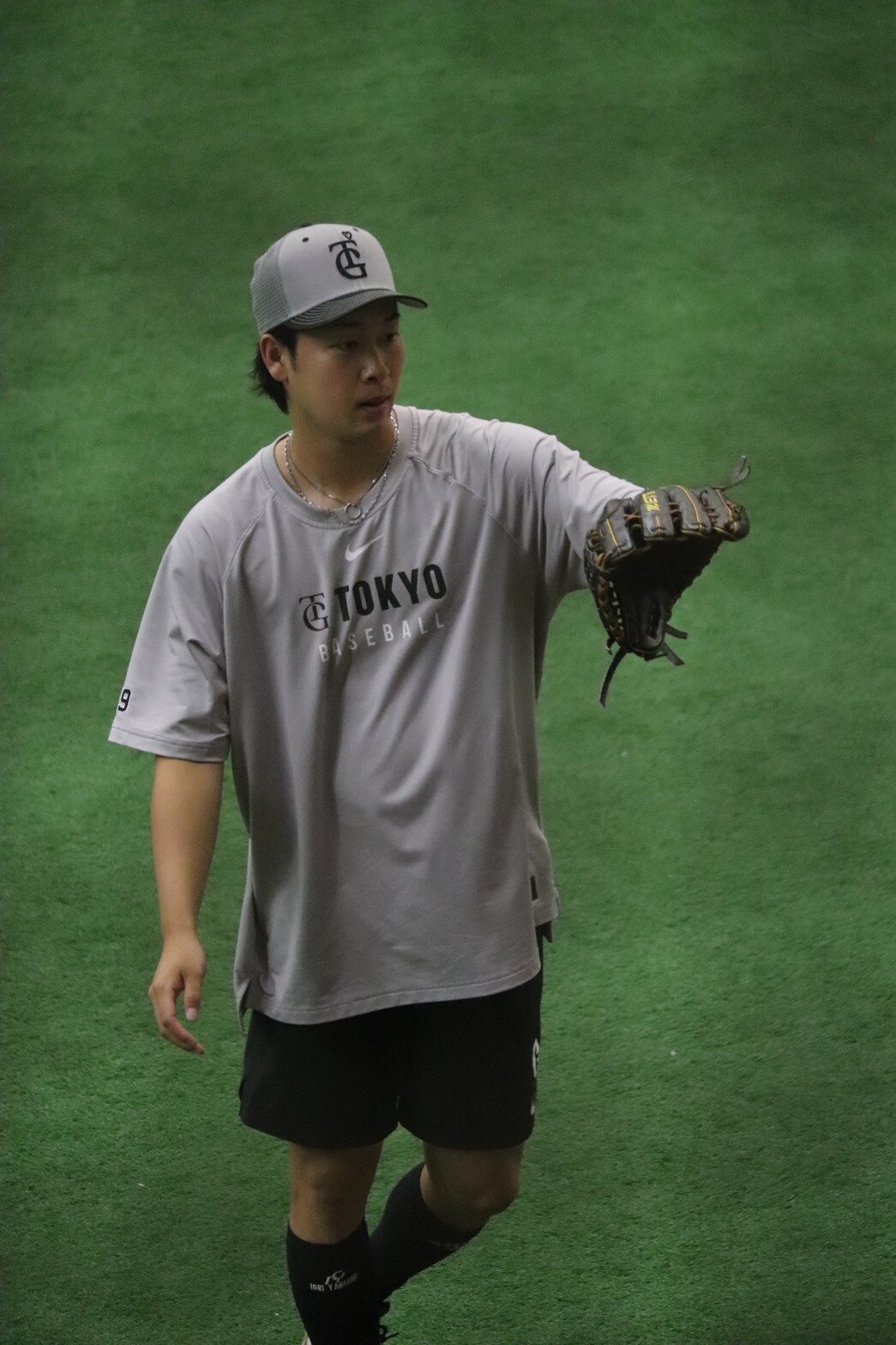 ジャイアンツ球場で汗を流す巨人山崎伊織（撮影・小早川宗一郎）