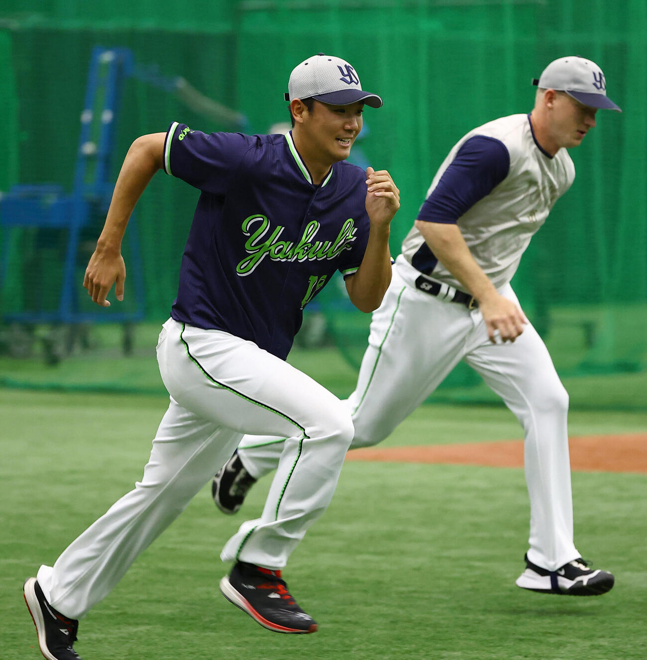 阪神対ヤクルト　奥川恭伸（左）はダッシュする（撮影・上田博志)